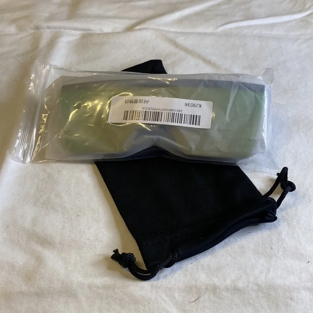One-Piece Large Framed Fashion Sunglasses with Soft Case